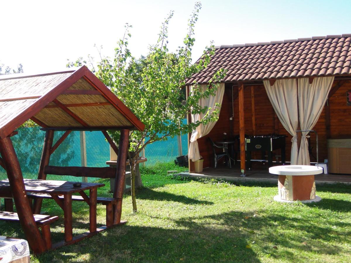 Vadrozsa Vendeghaz-Apartman Demjen Ngoại thất bức ảnh